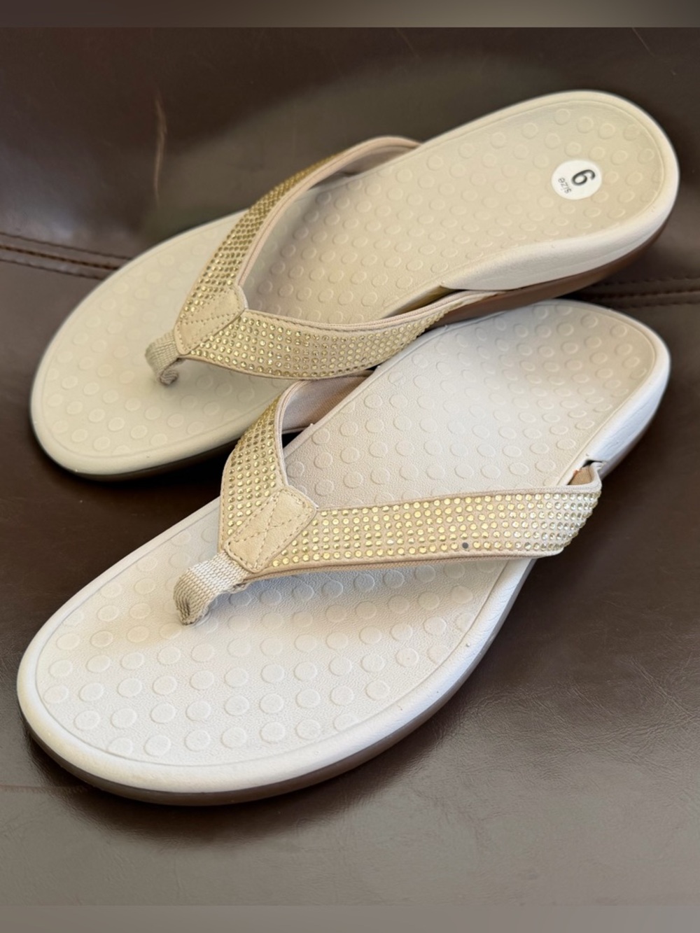 Vionic Women’s Beige Rhinestone Comfortable Everyday Flip Flops. Size-9